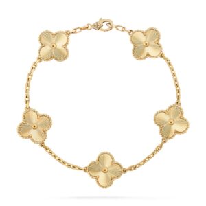 Gold Clover Bracelet – Elegant & Timeless Design