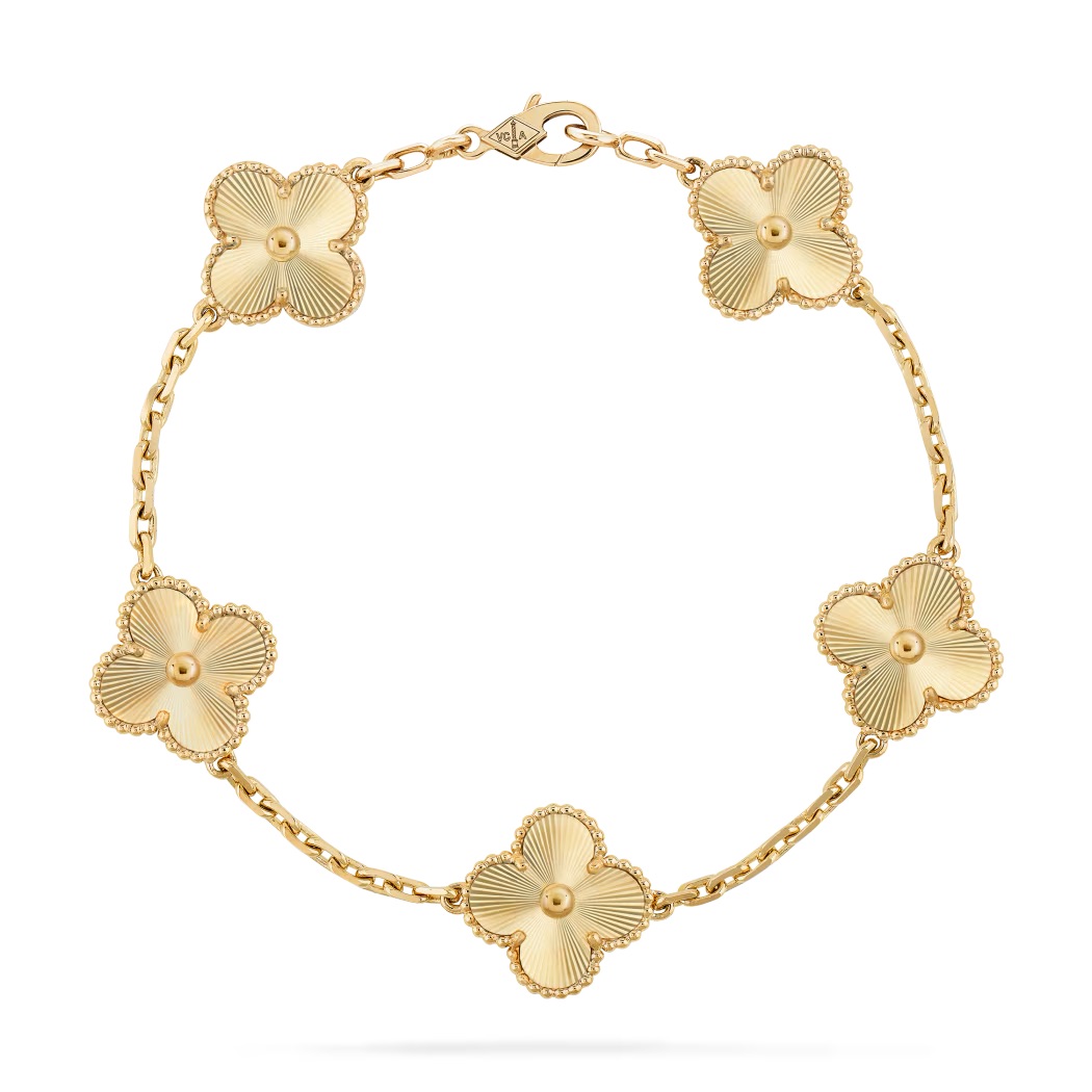 Gold Clover Bracelet – Elegant & Timeless Design