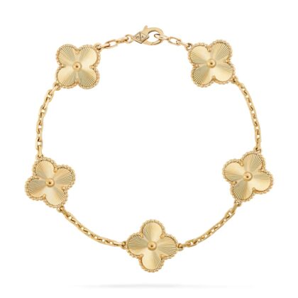 Gold Clover Bracelet – Elegant & Timeless Design